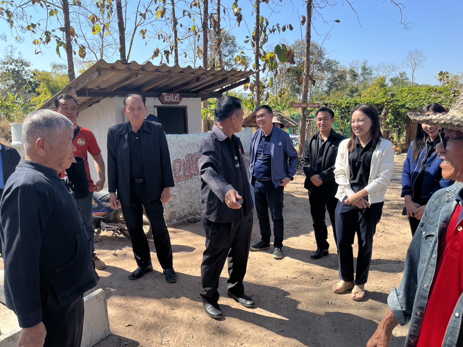  พช.แจ้ห่ม : ร่วมมอบวัสดุเพื่อสร้างฐานการเรียนรู้แปลง โคก หนอง นา 