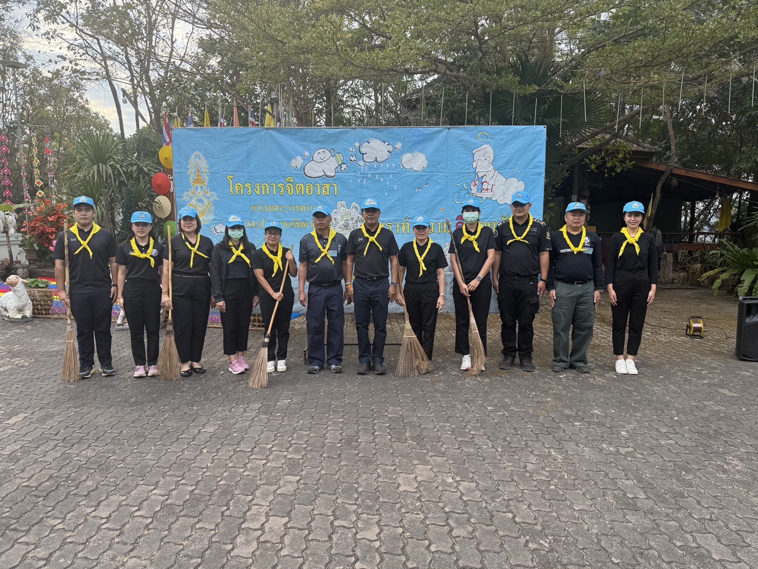  พช.แจ้ห่ม : ร่วมกิจกรรมจิตอาสาพัฒนาทำแนวกันไฟในพื้นที่โดยรอบวัดพระพุทธบาทสุทธาวาส