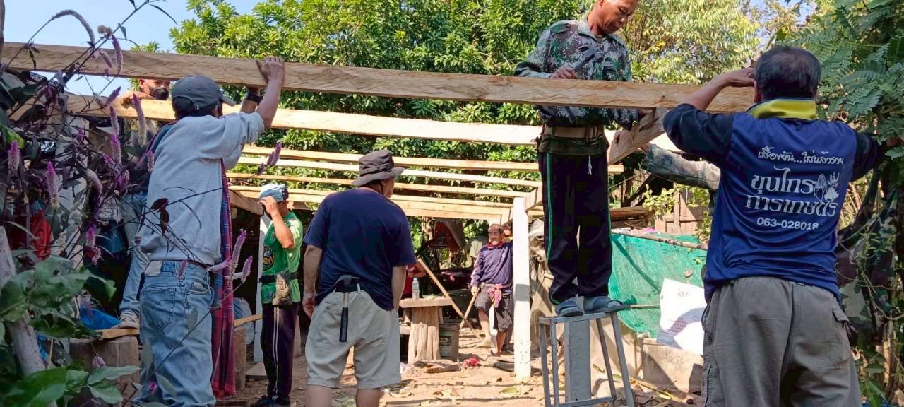 พช.แจ้ห่ม: “โครงการ “ปันน้ำใจชาวลำปาง ช่วยซ่อมสร้างบ้านผู้ยากไร้” 