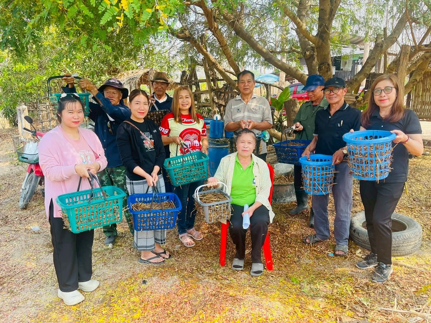 สพอ.แจ้ห่ม สนับสนุนการดำเนินโครงการจัดการเรียนรู้ตามหลักปรัชญาของเศรษฐกิจพอเพียง หลักสูตรการเพาะเห็ดฟางในตะกร้า